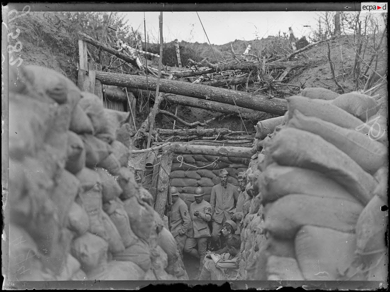 Bois des Buttes, entrée d'une sape allemande utilisée par les Français. [légende d'origine]