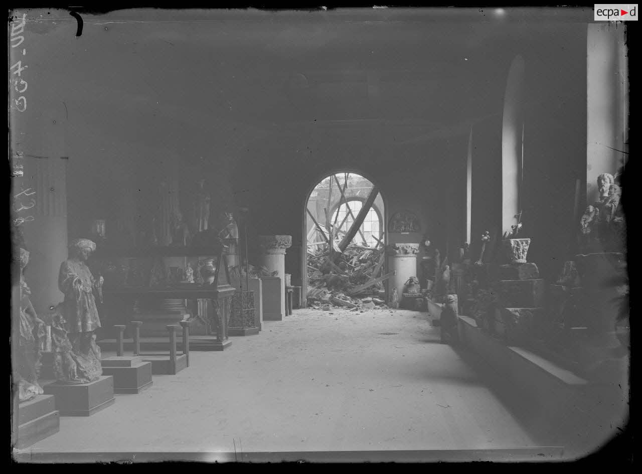 Front Nord, Somme, Amiens, dégât causé par le bombardement allemand du musée de Picardie. L'extrêmité de la galerie archéologique. [légende d'origine]