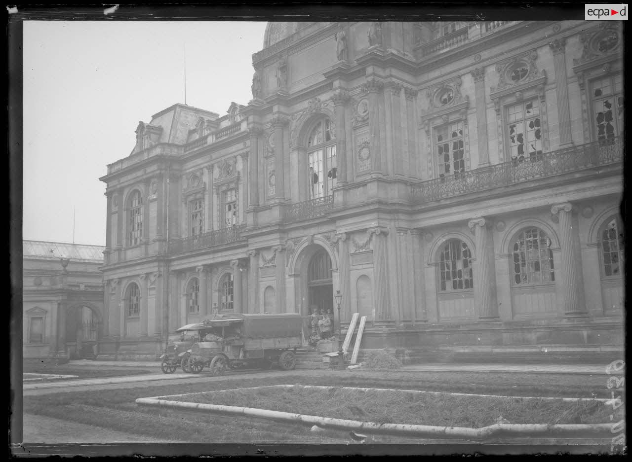 Front Nord, Somme, Amiens, les camions destinés à l'enlèvement des oeuvres d'arts conservés dans le musée de Picardie sont chargées devant le monument. [légende d'origine]