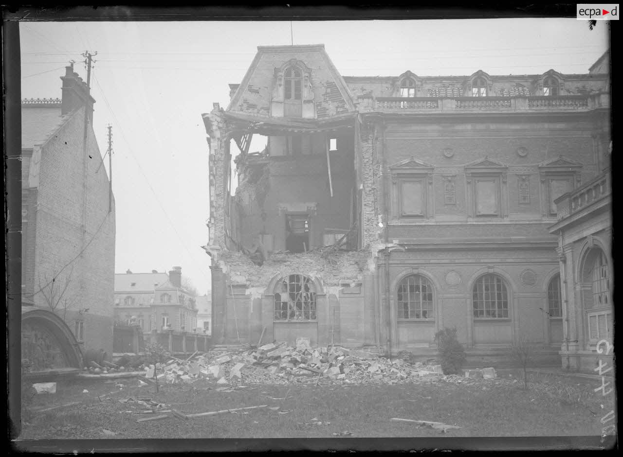 Front Nord, Somme, Amiens, musée de Picardie. L'une des ailes atteintes par le bombardement. [légende d'origine]