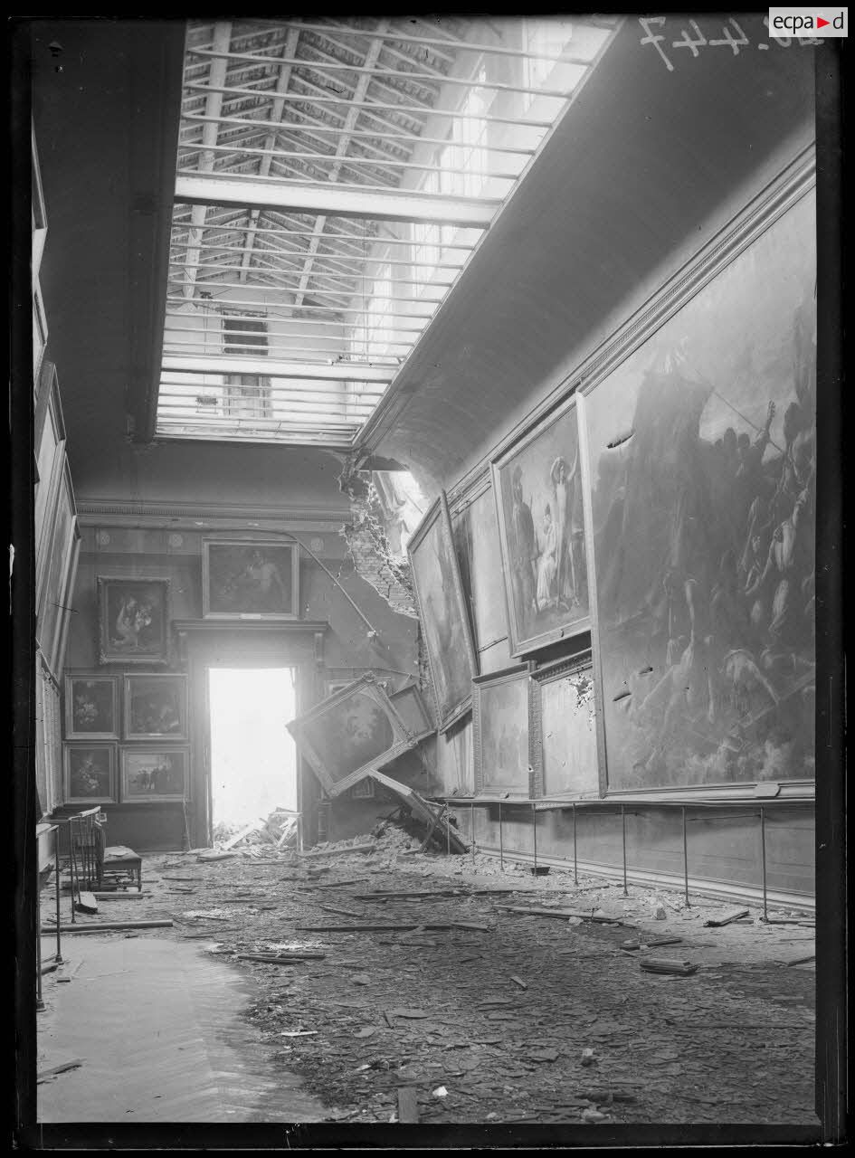 Front Nord, Somme, Amiens, musée de Picardie, galerie Neiuwerkeque atteinte par le bombardement. [légende d'origine]