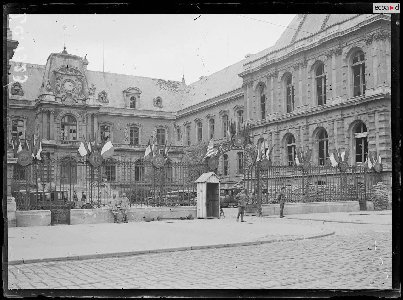 Amiens, l'hôtel de ville pavoisée le 14 juillet 1918. [légende d'origine]