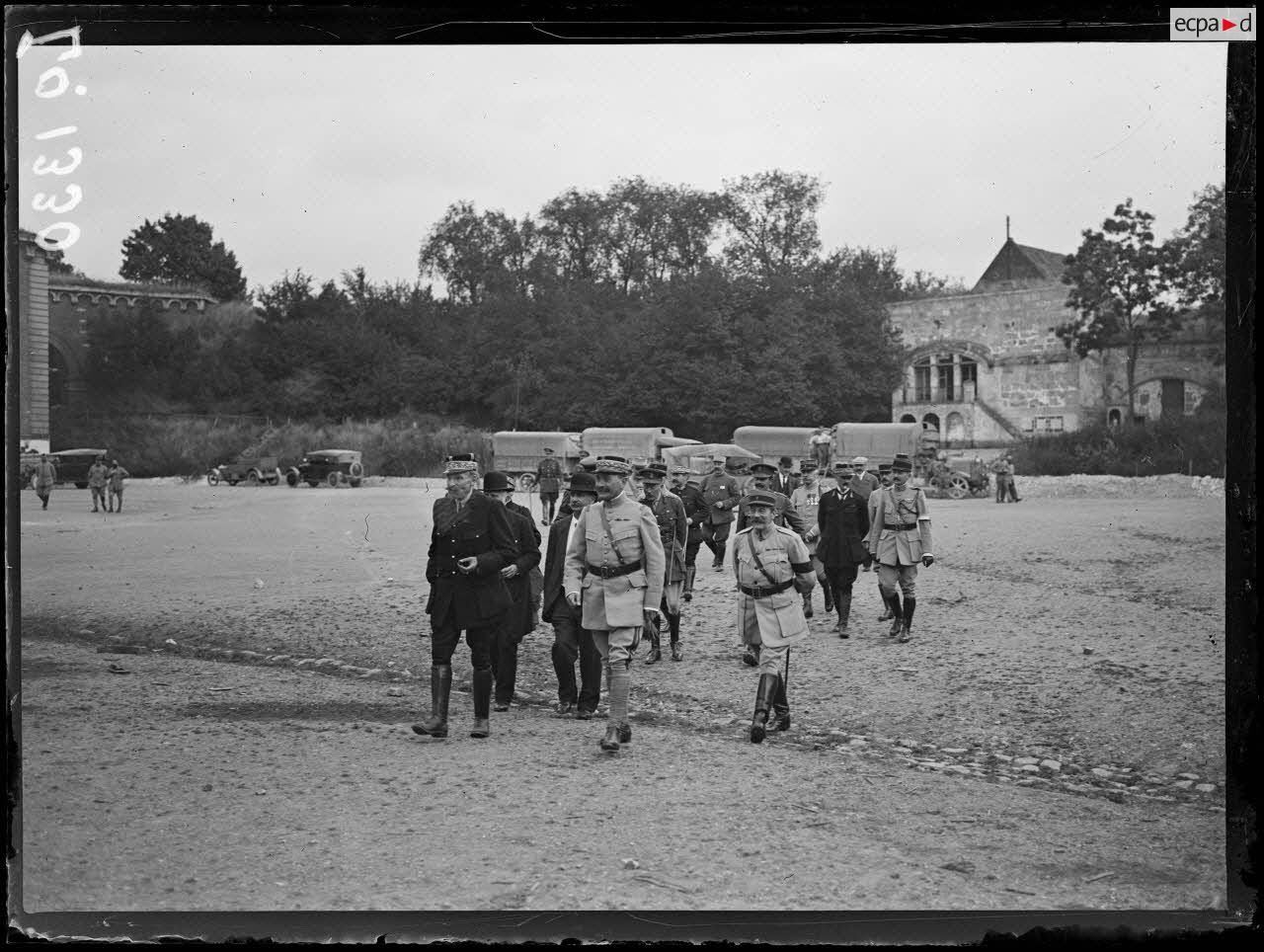 Amiens, officiers supérieurs arrivant à la citadelle. [légende d'origine]