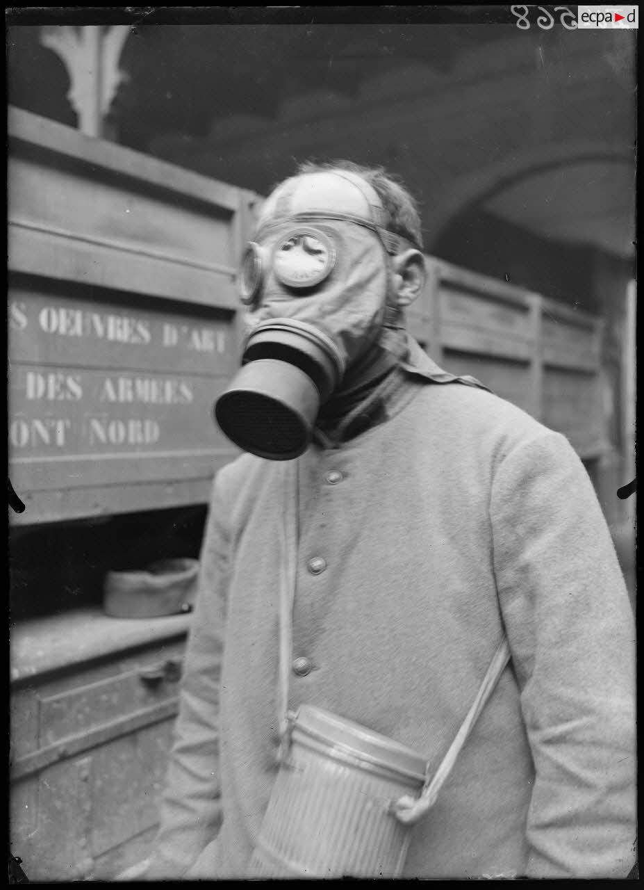 Front Nord, Somme, Amiens, masque contre les gaz. [légende d'origine]