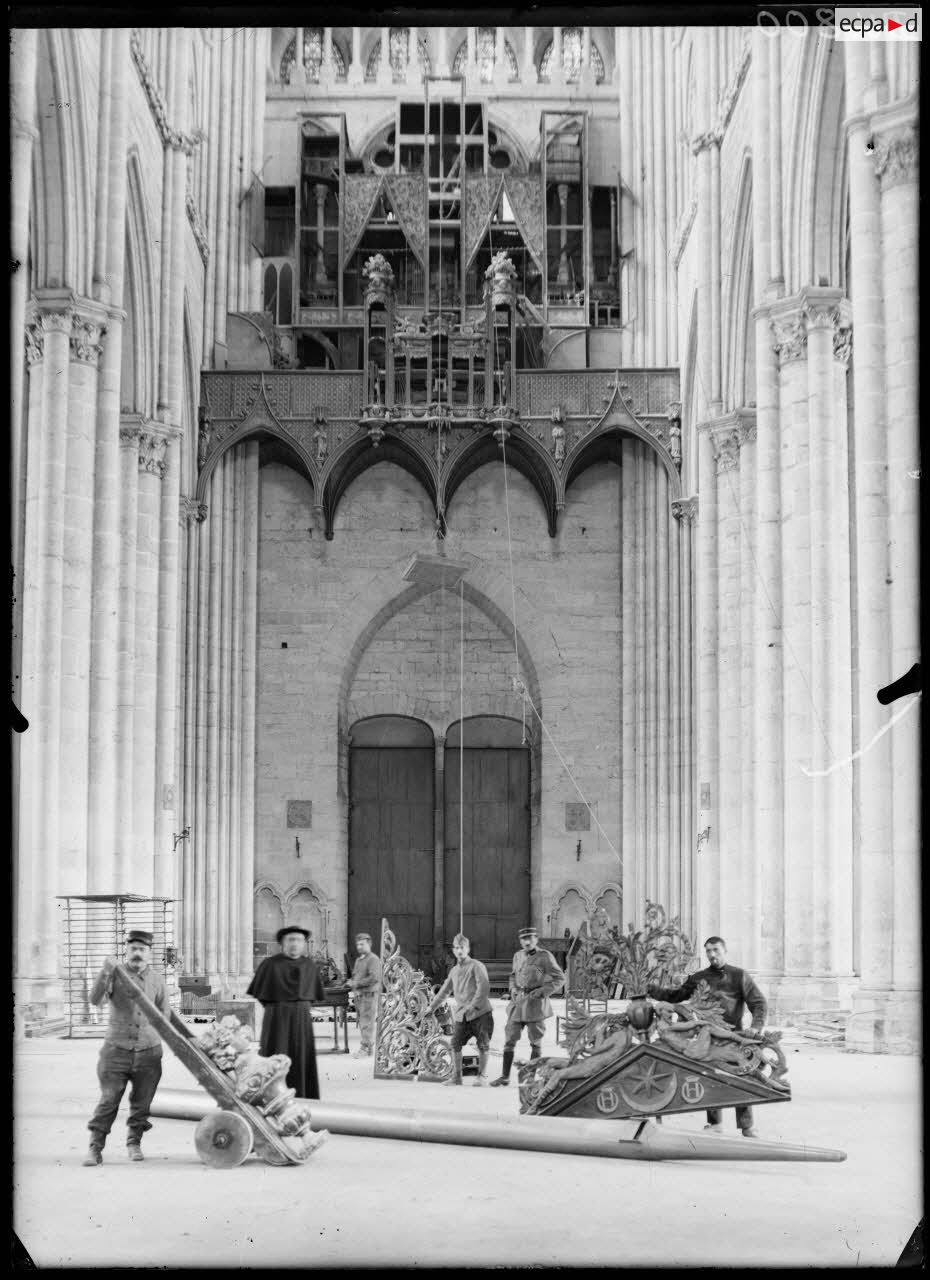 Amiens, Somme, démontage des orgues de la cathédrale. [légende d'origine]