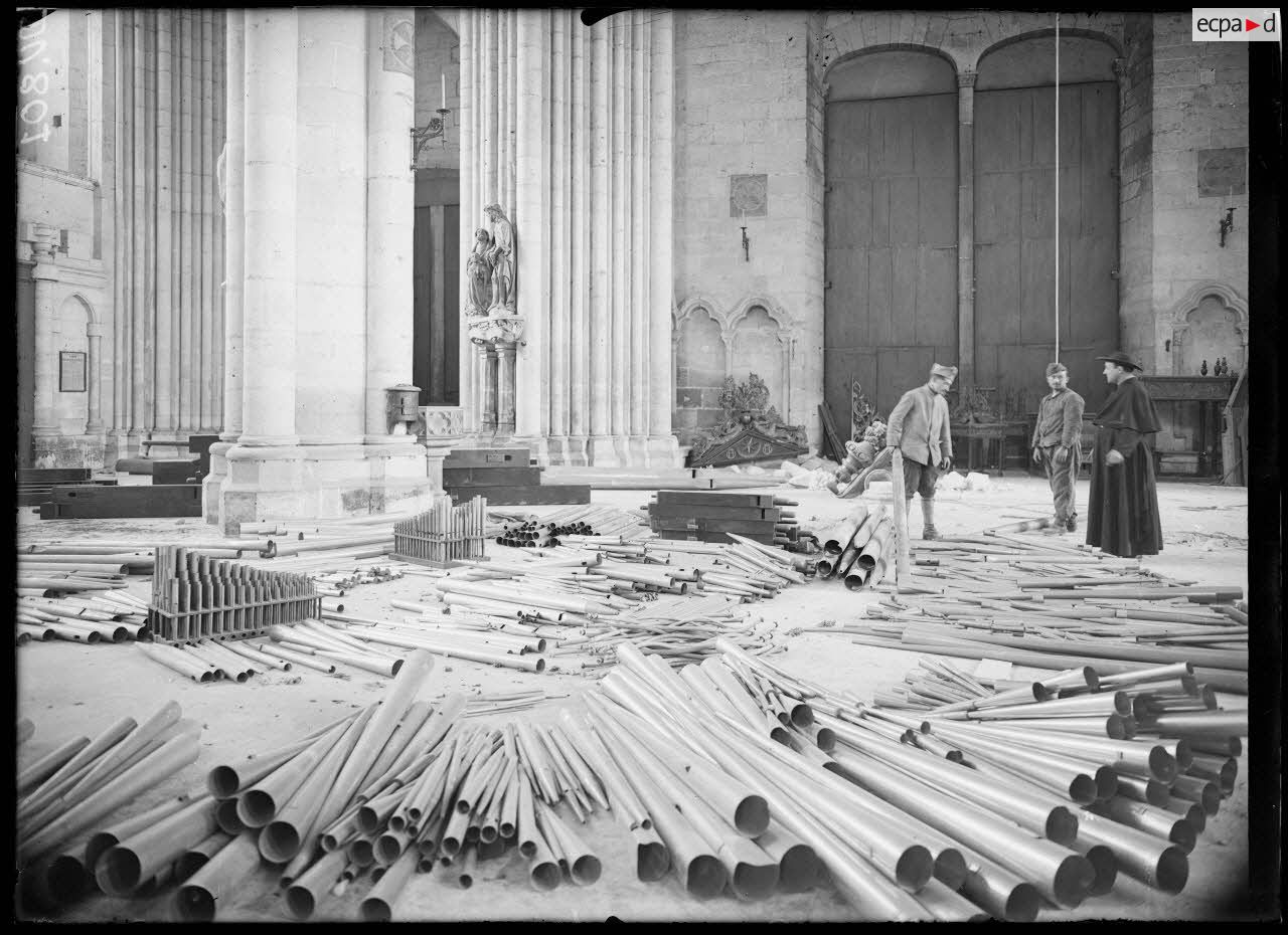 Amiens, Somme, démontage des orgues de la cathédrale. [légende d'origine]