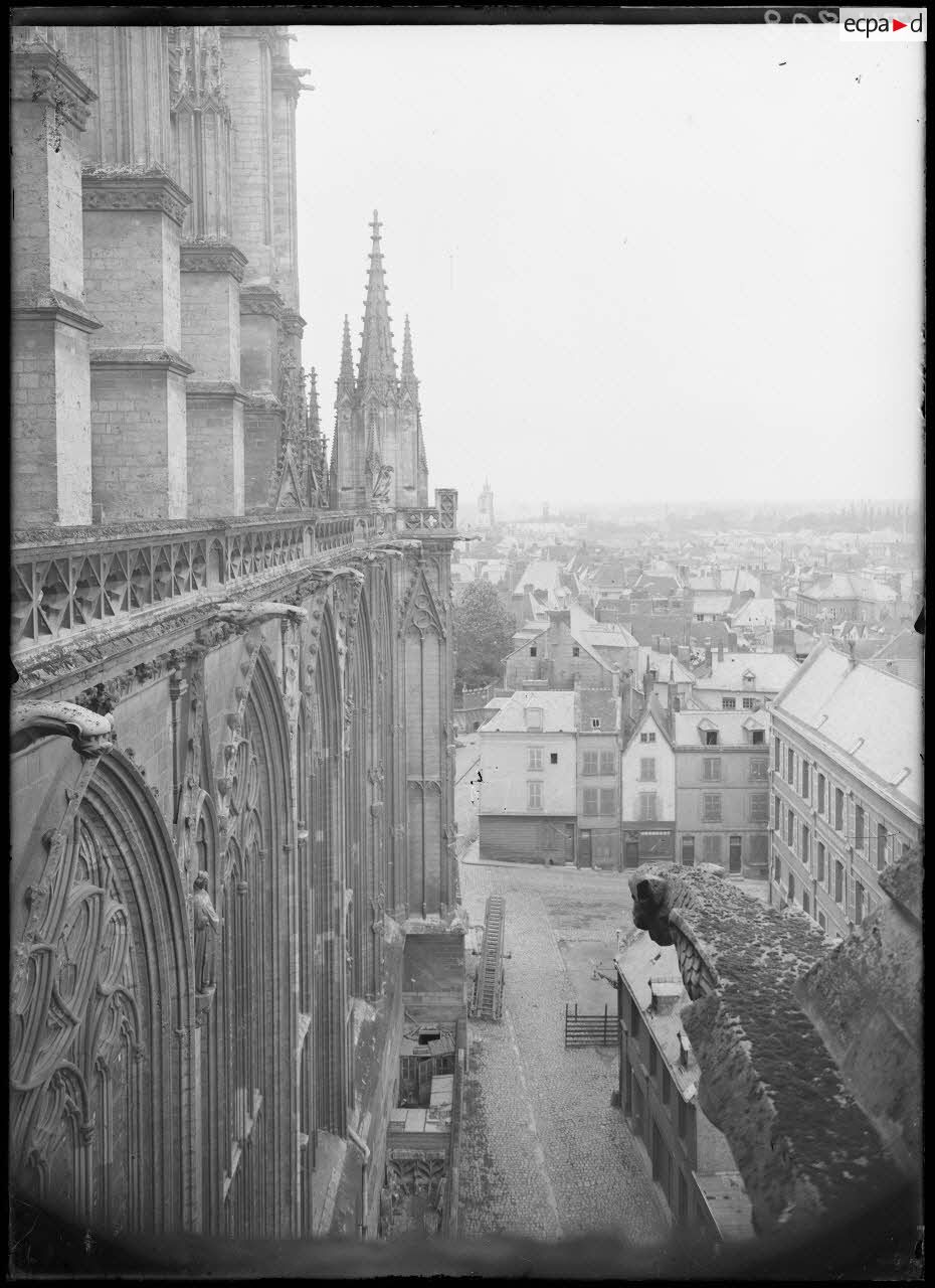 Amiens, Somme, vue extérieure nord de la cathédrale. [légende d'origine]