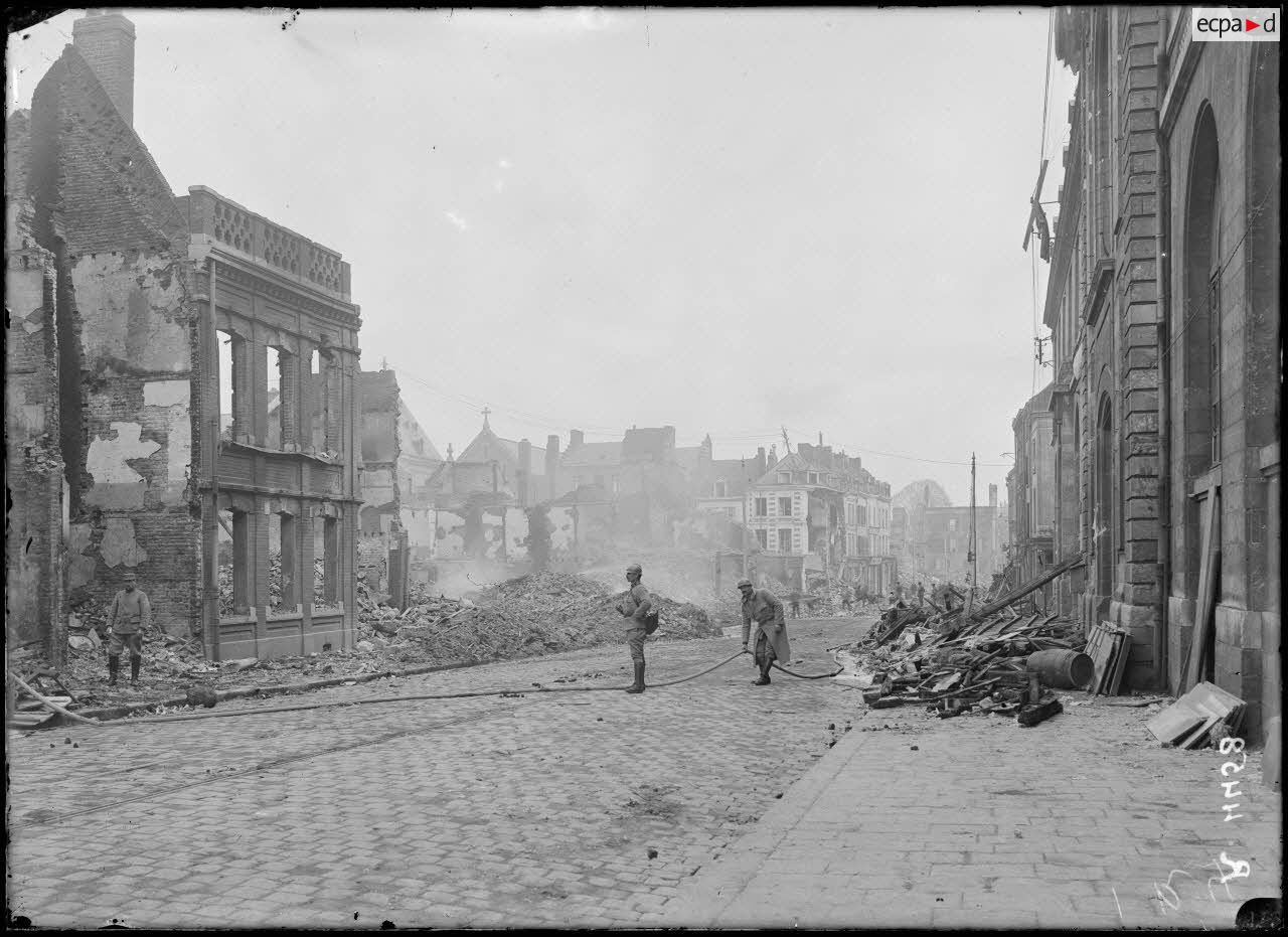 Amiens. Rue de Beauvais. Vue face à l’hôpital St Charles. [légende d’origine]