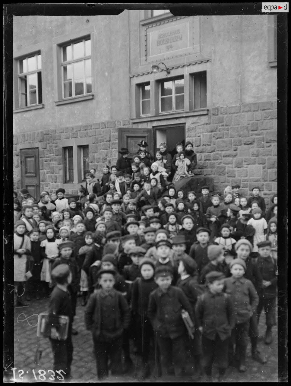 Rodenheim, Allemagne. La sortie de l'école. [légende d'origine]