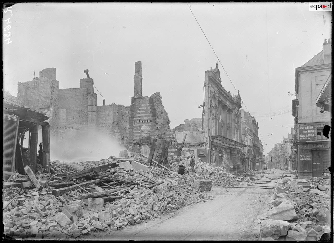 Amiens. La rue des trois cailloux vers la place Gambetta. A gauche, les Nouvelles Galeries incendiées. [légende d'origine]