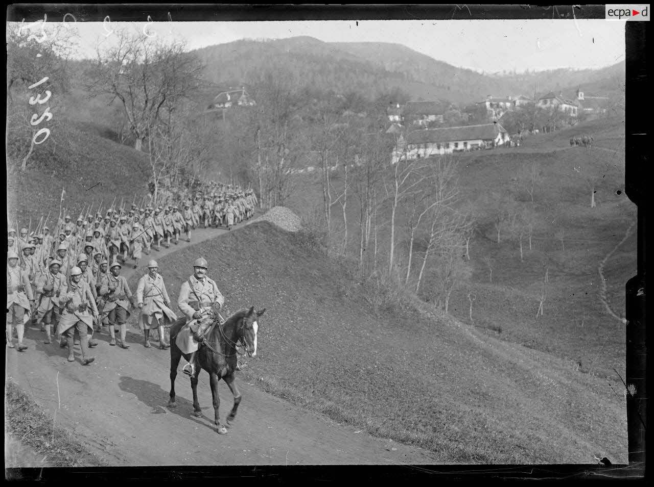 Bourbach le Haut, Alsace. Le 44e Sénégalais en marche. [légende d'origine]