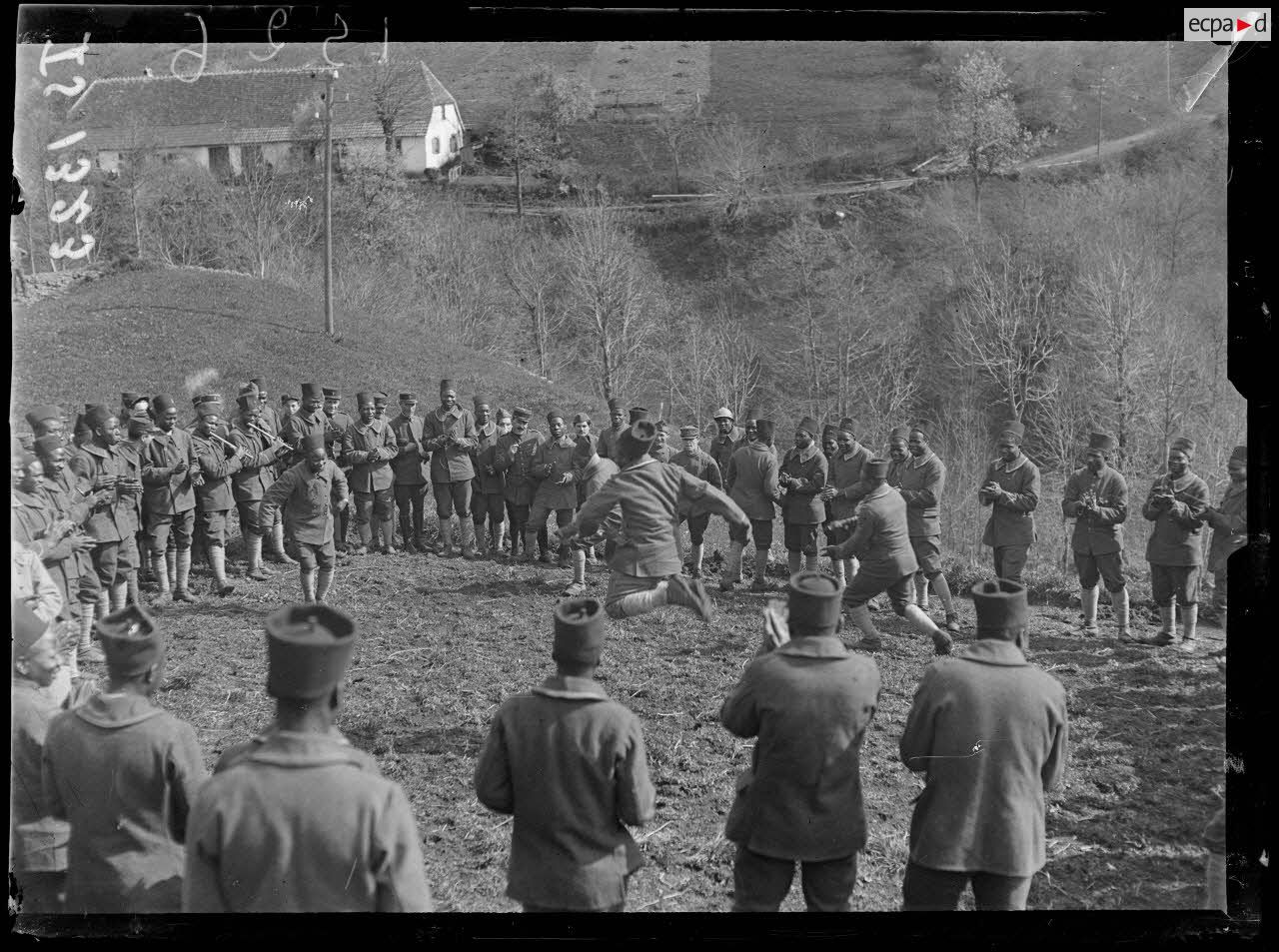 Bourbach le Haut, Alsace. Le 44e Sénégalais en marche. Les danses. [légende d'origine]