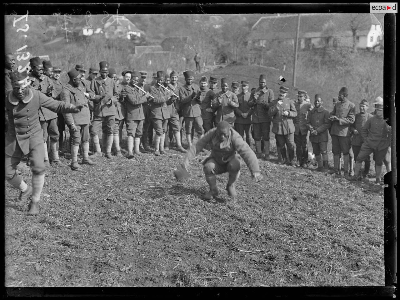 Bourbach le Haut, Alsace. Le 44e Sénégalais en marche. Les danses. [légende d'origine]