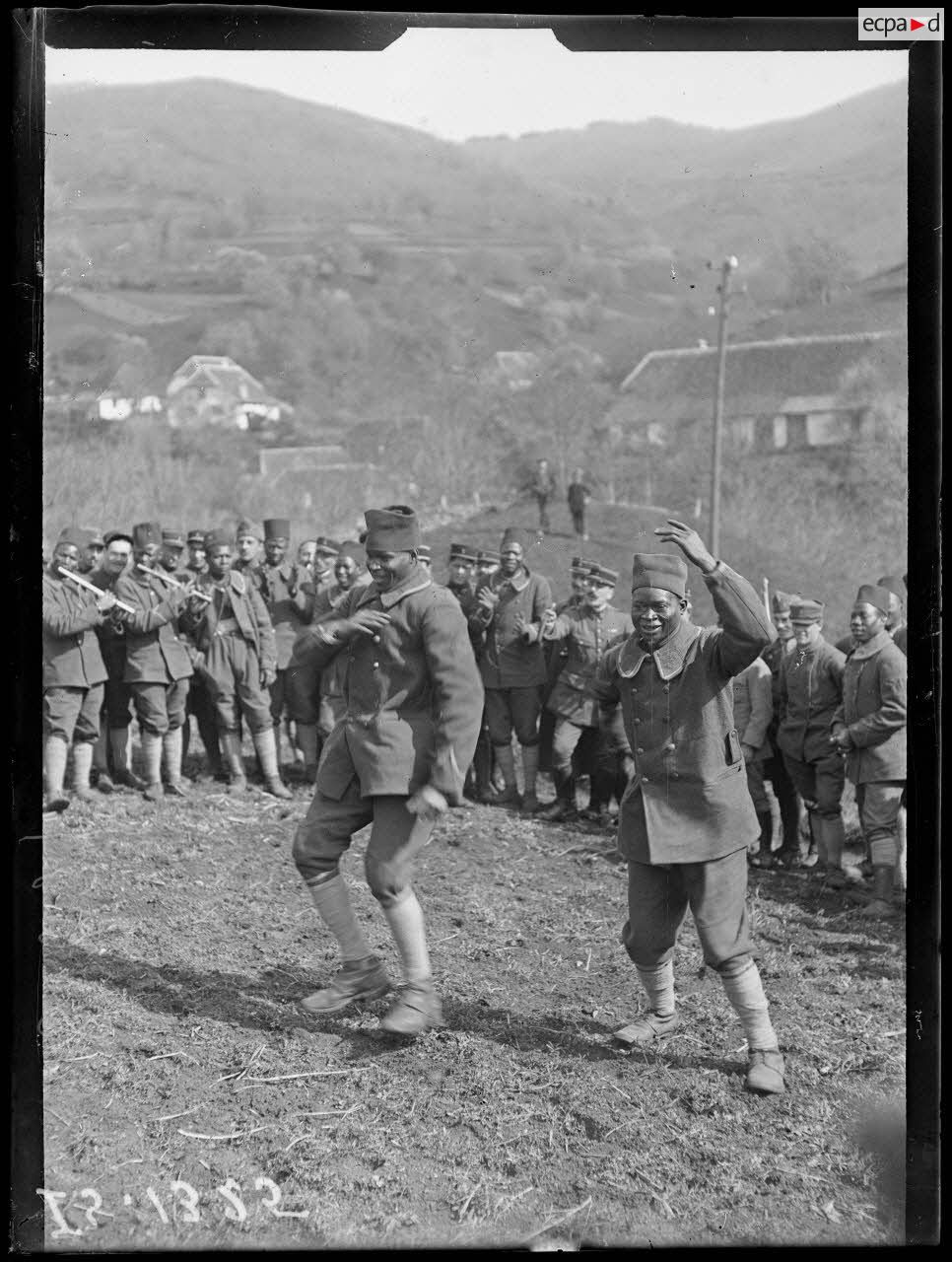 Bourbach le Haut, Alsace. Le 44e Sénégalais en marche. Les danses. [légende d'origine]