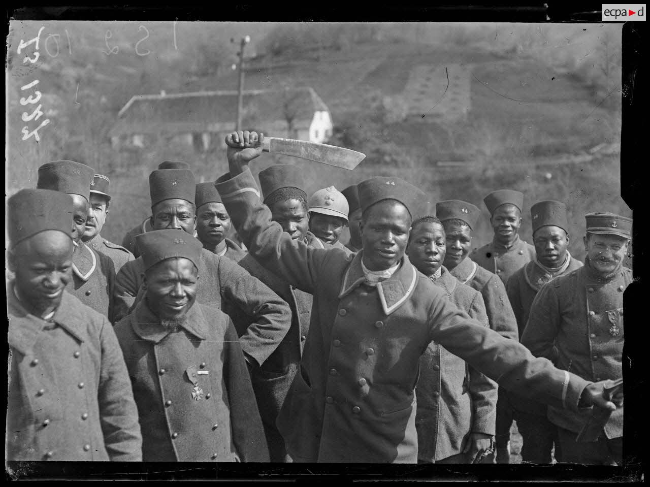 Bourbach le Haut, Alsace. Le 44e Sénégalais en marche. Sénégalais dansant. [légende d'origine]