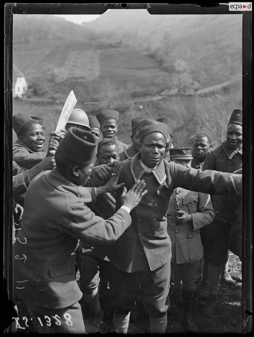 Bourbach le Haut, Alsace. Le 44e Sénégalais en marche. Sénégalais dansant. [légende d'origine]