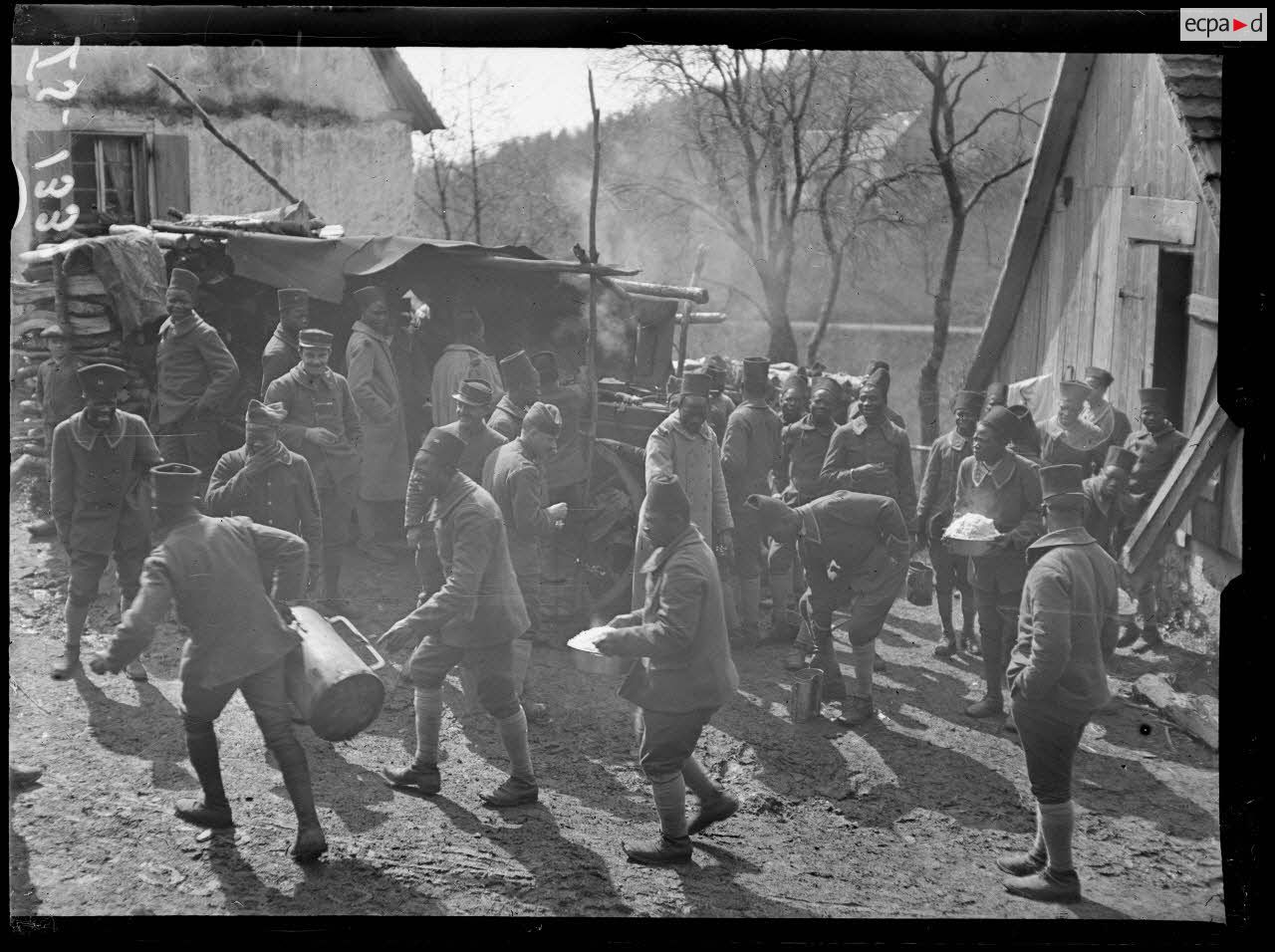 Bourbach le Haut, Alsace. Le 44e Sénégalais en marche. La cuisine à l'heure de la soupe. [légende d'origine]