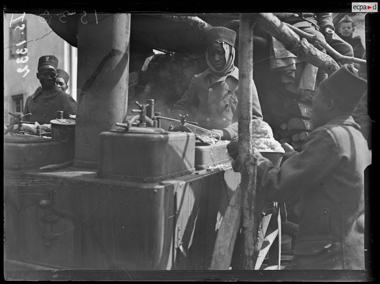 Bourbach le Haut, Alsace. Le 44e Sénégalais au repos. A la cuisine, distribution de la soupe. [légende d'origine]