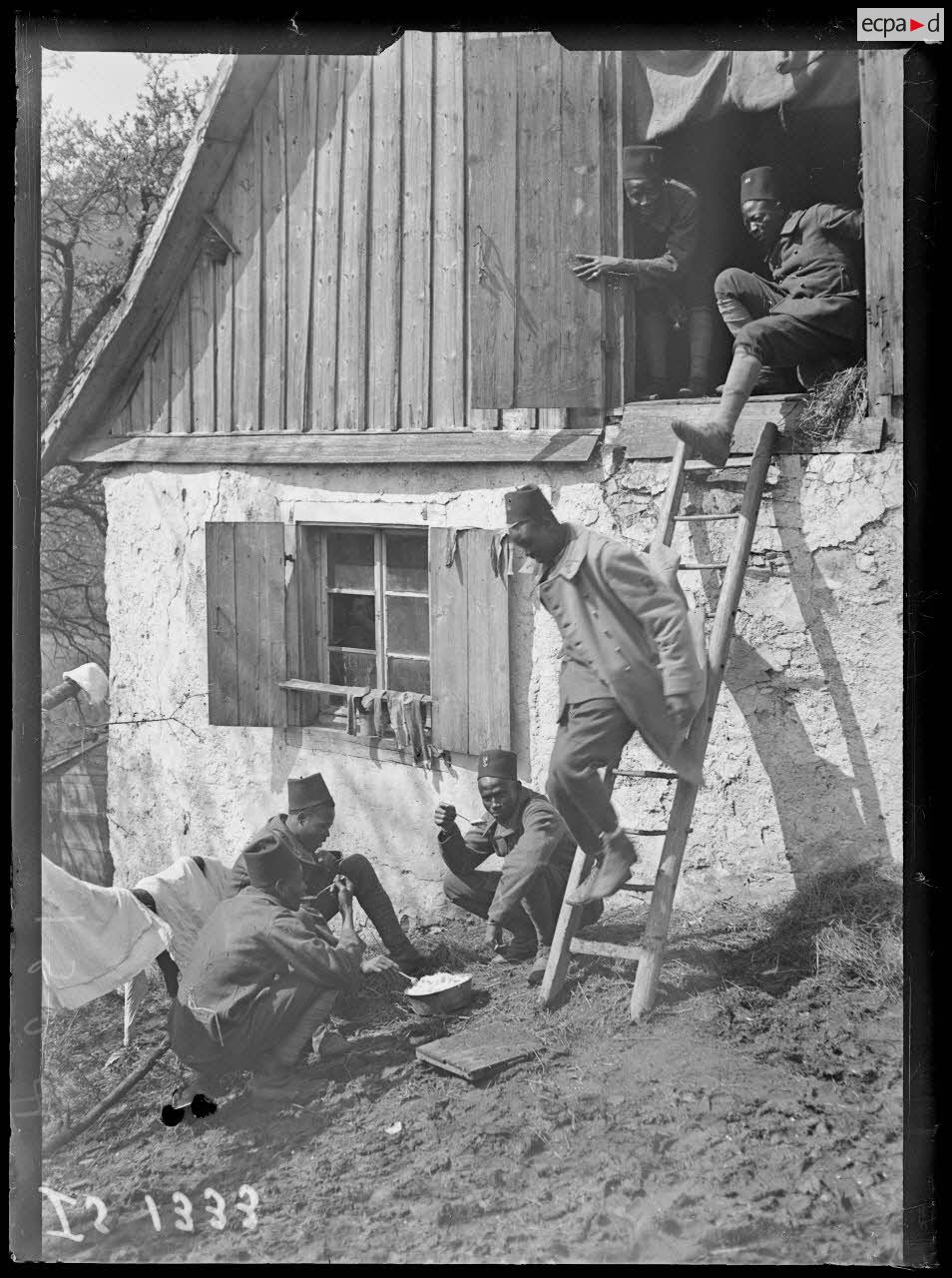 Bourbach le Haut, Alsace. Le 44e Sénégalais au repos. Le repas des tirailleurs. [légende d'origine]