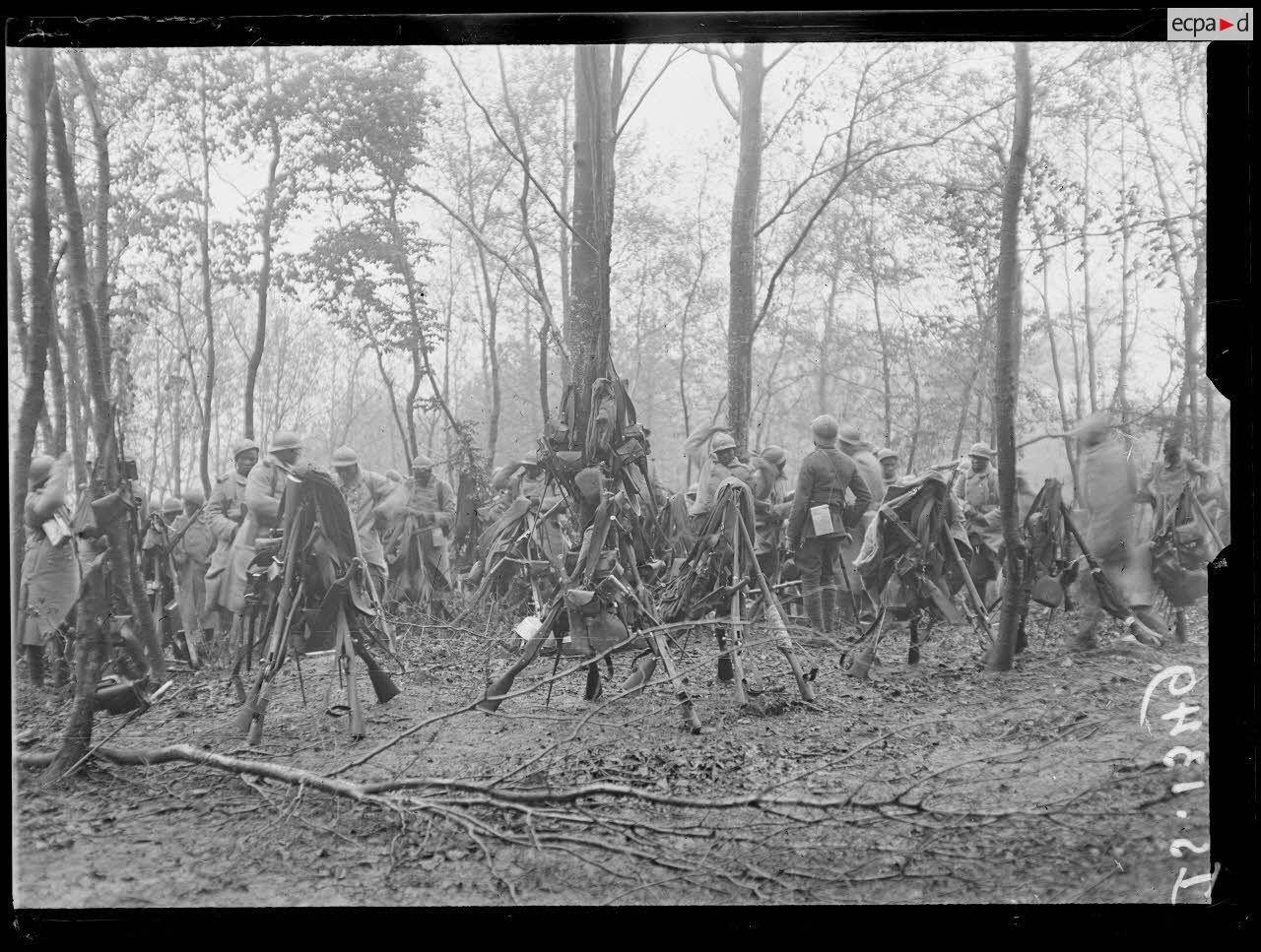 Roderen, Alsace. Tirailleurs sénégalais s'équipant pour repartir après la halte. [légende d'origine]