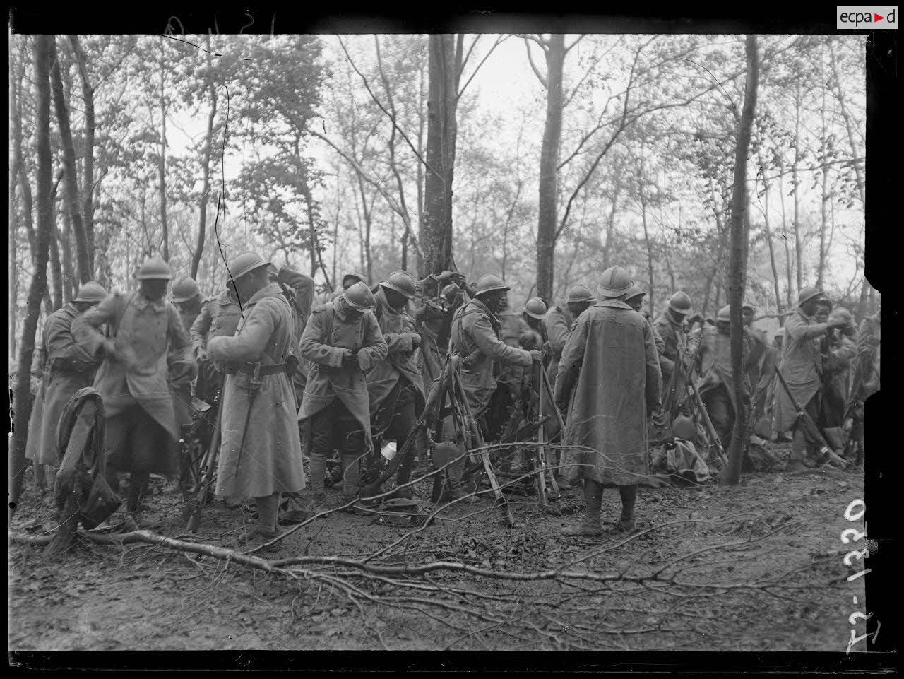 Roderen, Alsace. Tirailleurs sénégalais s'équipant pour repartir après la halte. [légende d'origine]