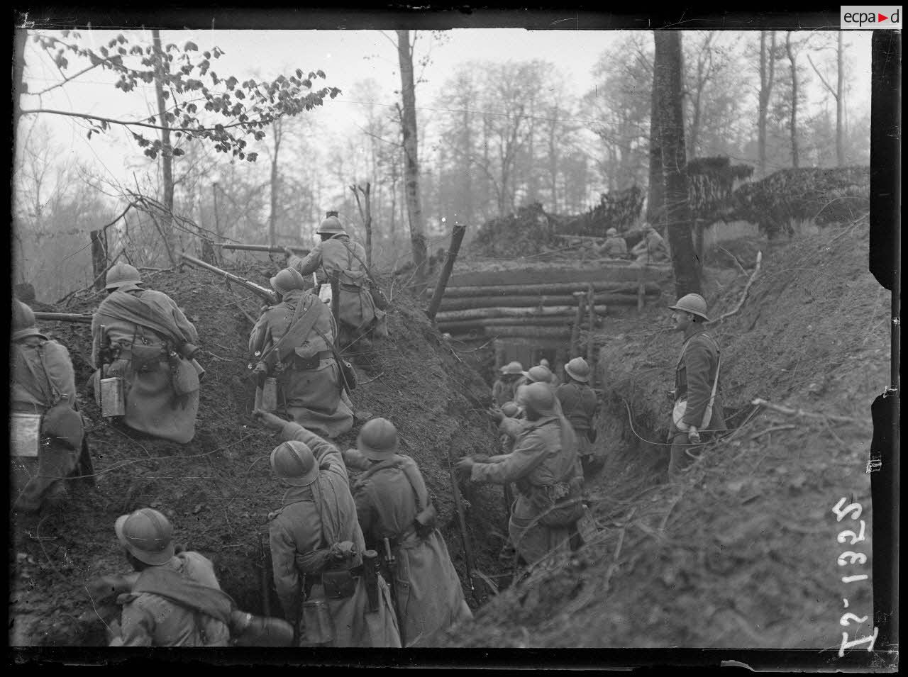 Devant Burnhaupt, Alsace. Tirailleurs sénégalais repoussant une petite attaque. [légende d'origine]