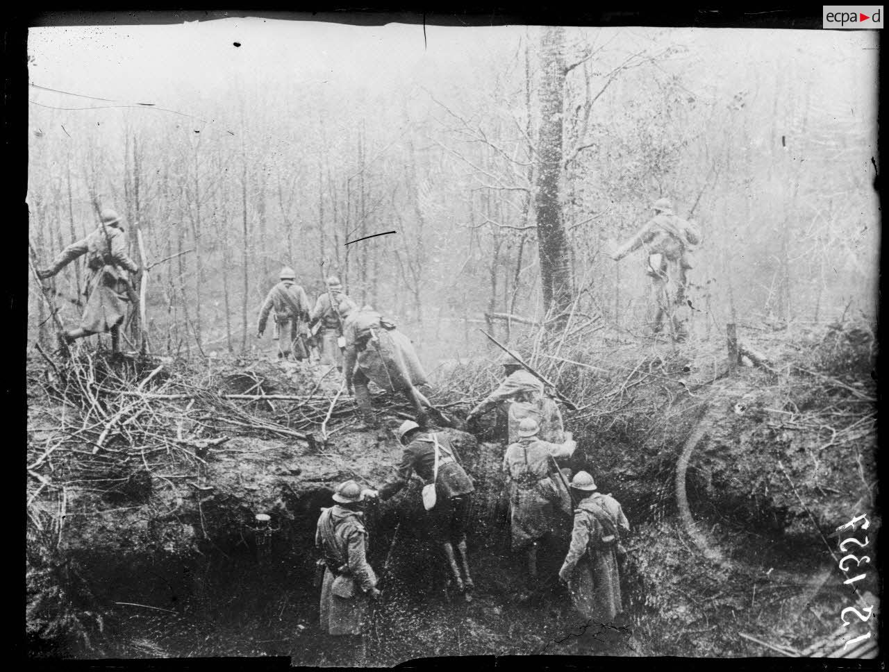 Devant Burnhaupt, Alsace. Tirailleurs sénégalais se portant en avant pour une contre-attaque. [légende d'origine]