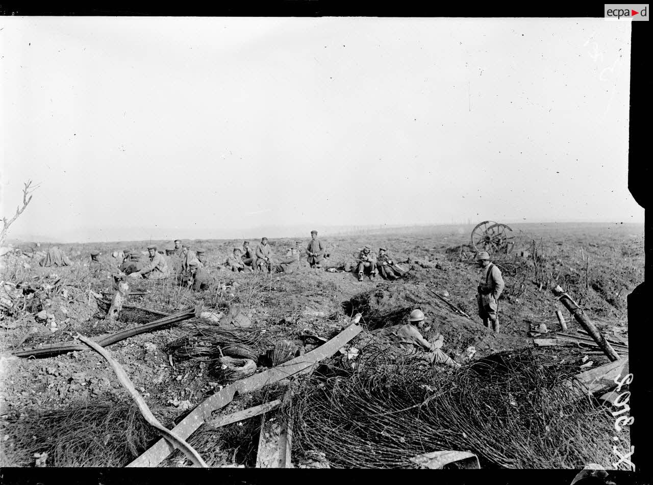 Des prisonniers allemands travaillant à la réfection de la route sur le chemin des Dames. [légende d'origine]