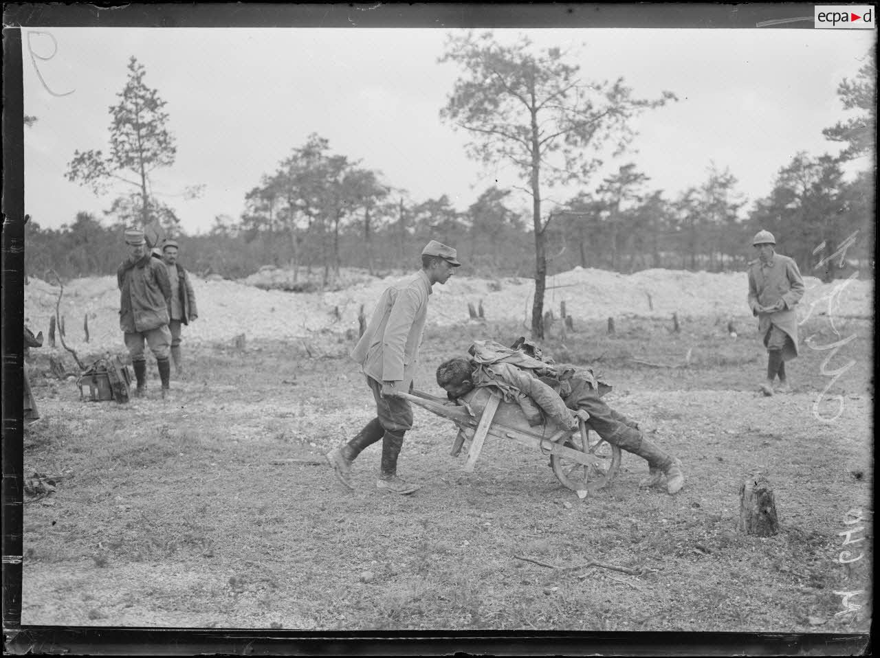 Cadavre d'un soldat évacué du champ de bataille. [légende d'origine]