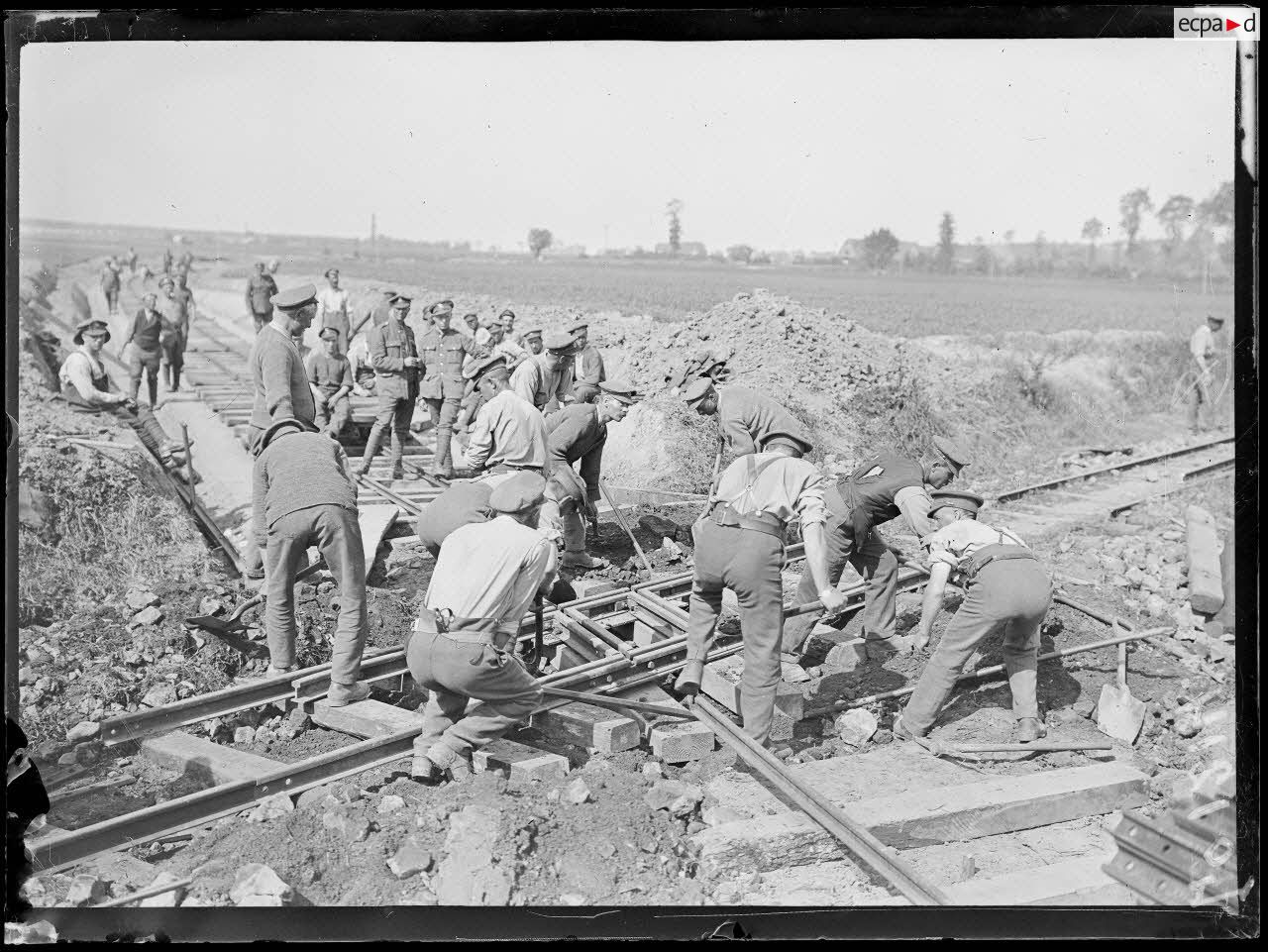 Wumezele, soldats anglais construisent une voie ferrée. 2-6-18. [légende d'origine]