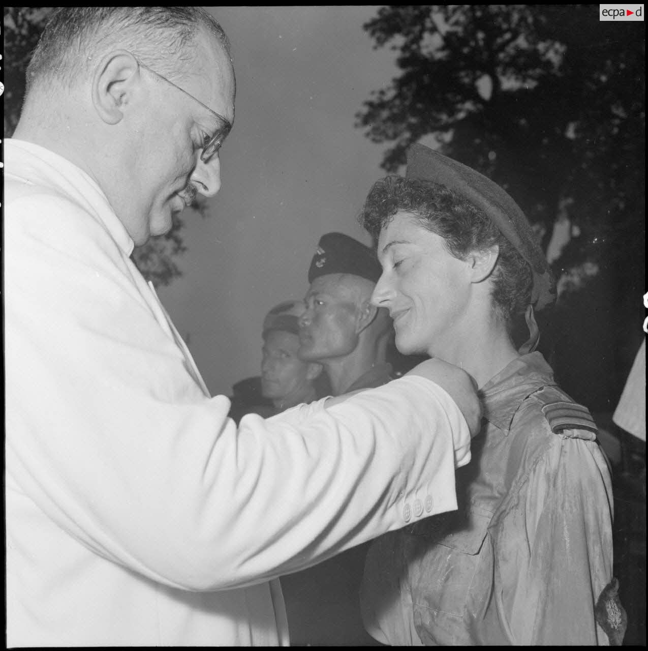 Le médecin-capitaine Valérie André, pilote d'hélicoptère, décorée par M. Letourneau, ministre des Etats associés.