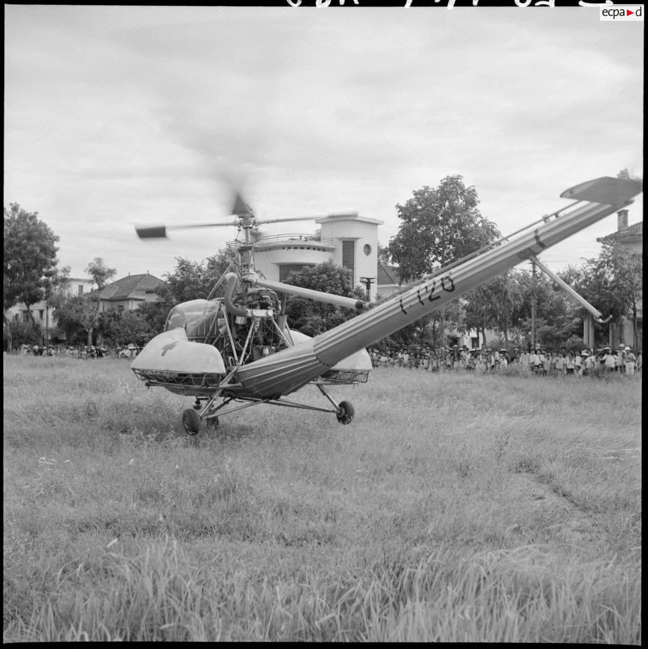 L'hélicoptère sanitaire Hiller 360 piloté par le médecin-capitaine Valérie André, au cours d'une évacuation sanitaire au Tonkin.