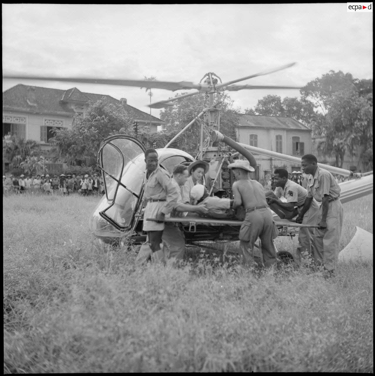 Evacuation of an injured person by Hiller 360 helicopter piloted by medical captain Valérie André.