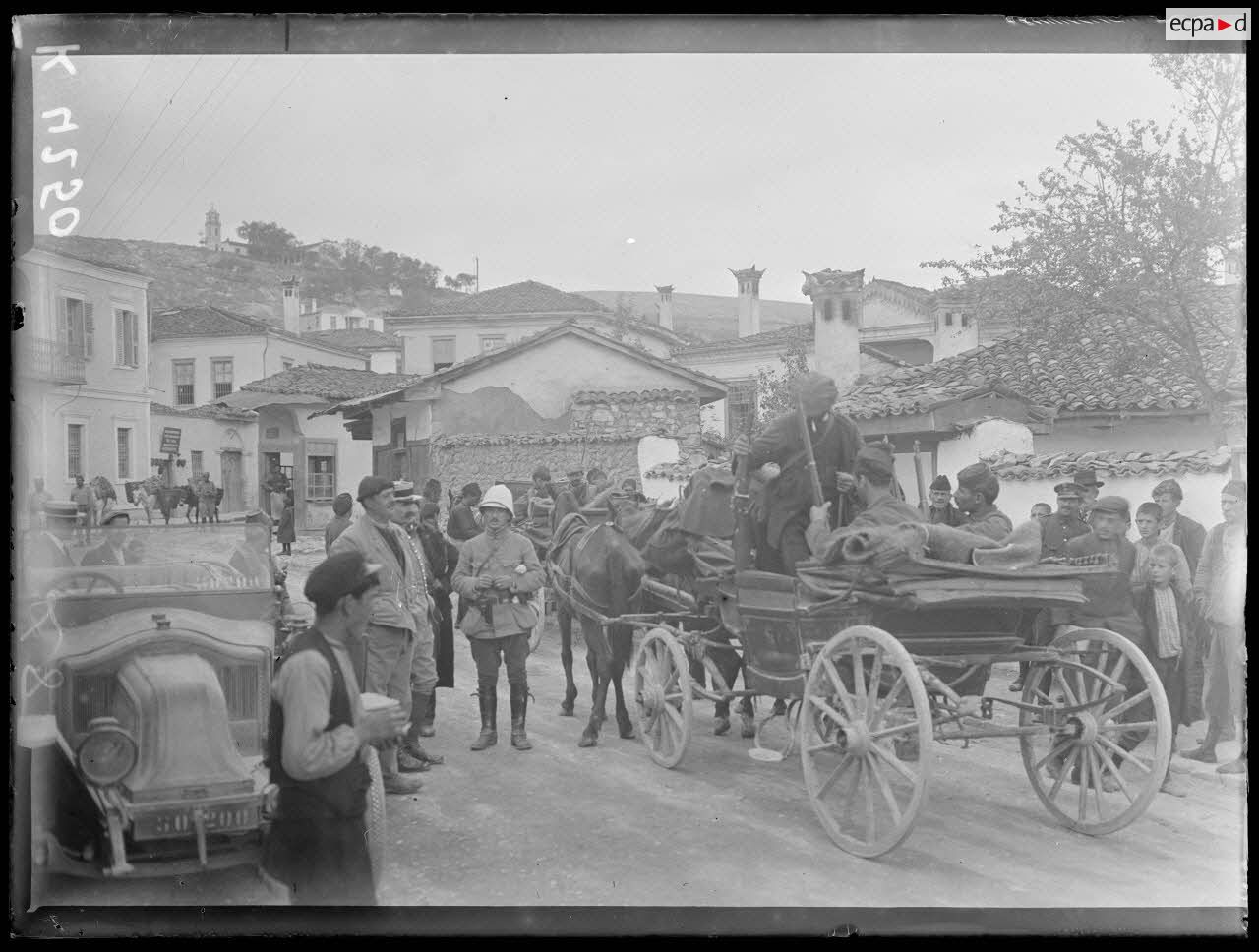 Kosani. Comitadjis serbes partant en voiture de place pour le front. [légende d'origine]