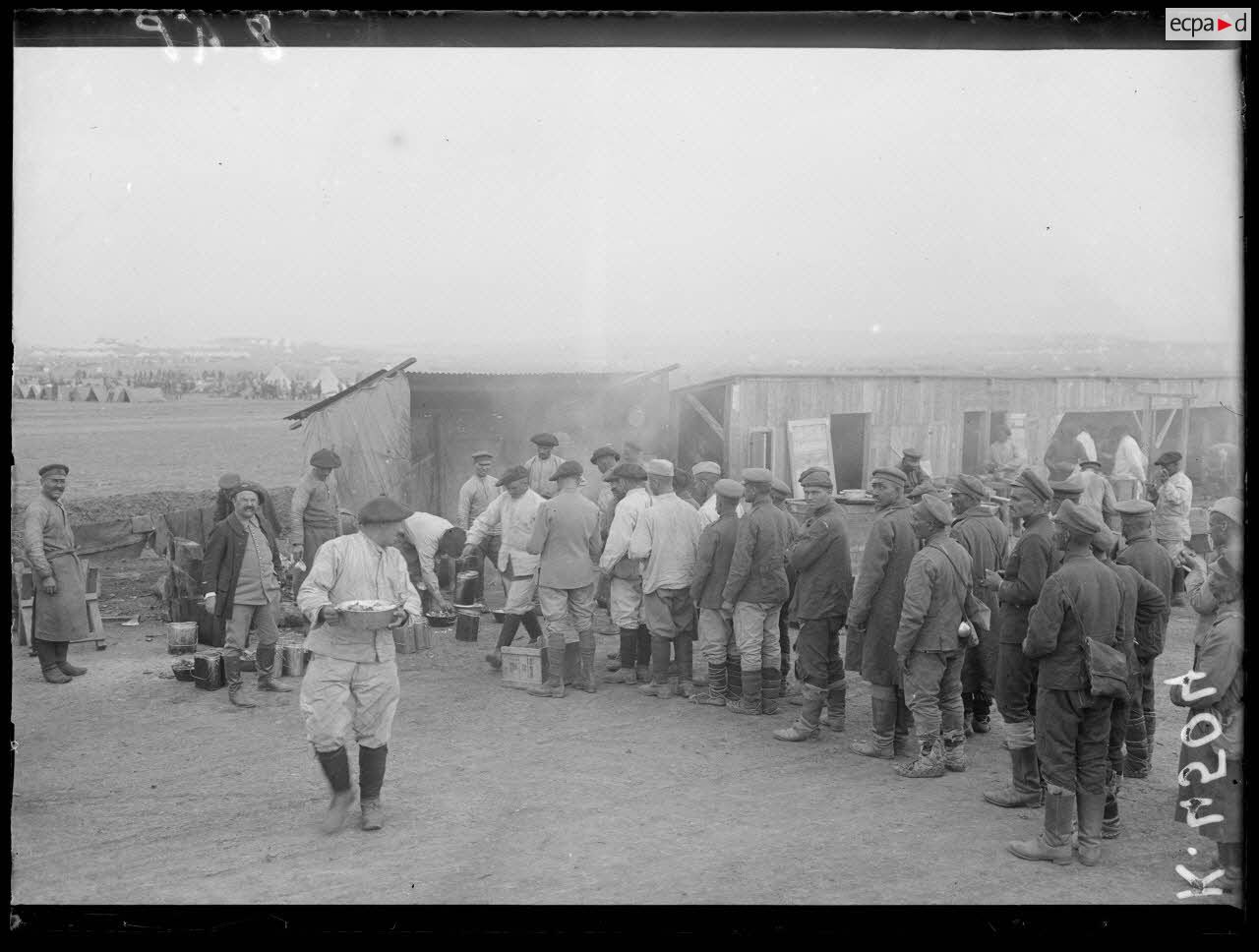 Mikra. Prisonniers bulgares, la soupe. [légende d'origine]