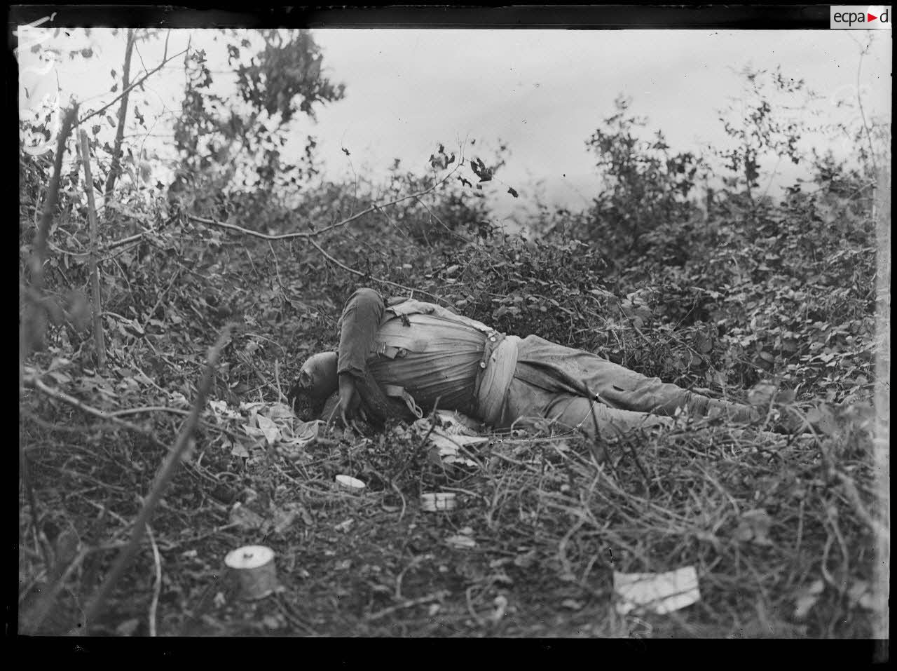 Bois de Saint Simon. Cadavre d'un tirailleur sénégalais. [légende d'origine]