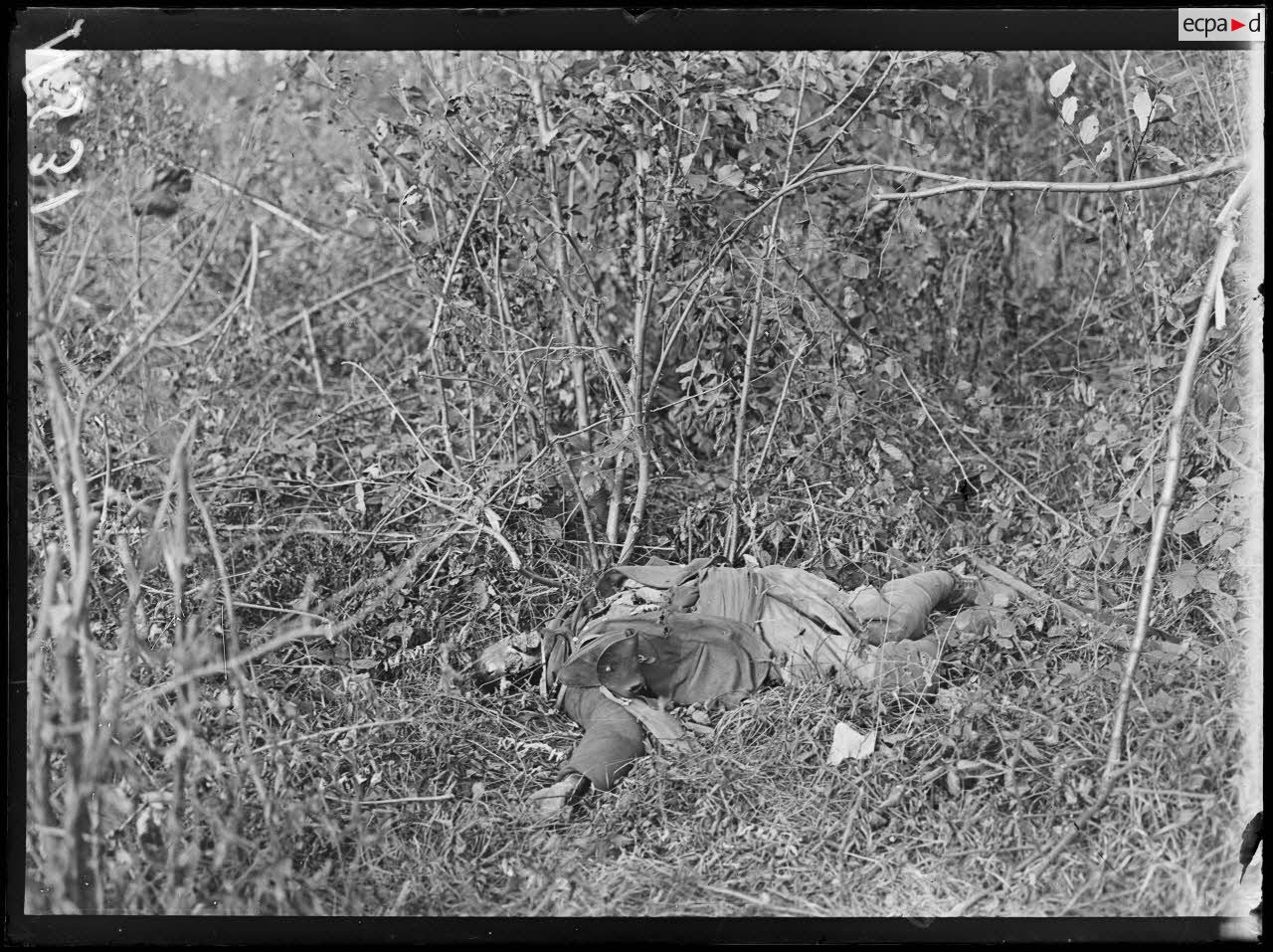 Bois de Saint Simon. Cadavre d'un tirailleur sénégalais. [légende d'origine]