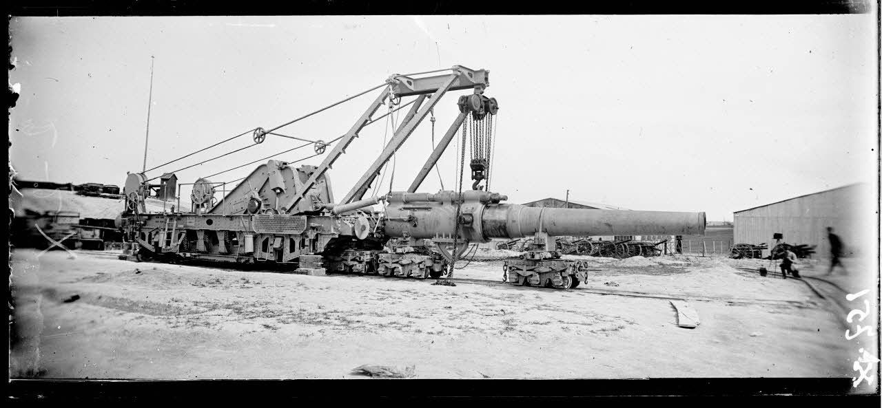 Arsenal de Mailly (Aube). Canon de 240 mm TR sur wagonnet. [légende d'origine]