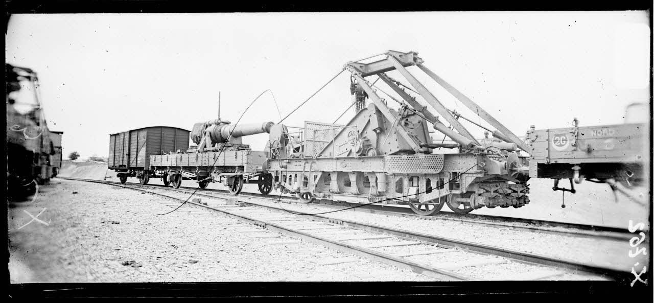 Arsenal de Mailly (Aube). Canon de 240 mm TR et son train sur voie ferrée. [légende d'origine]