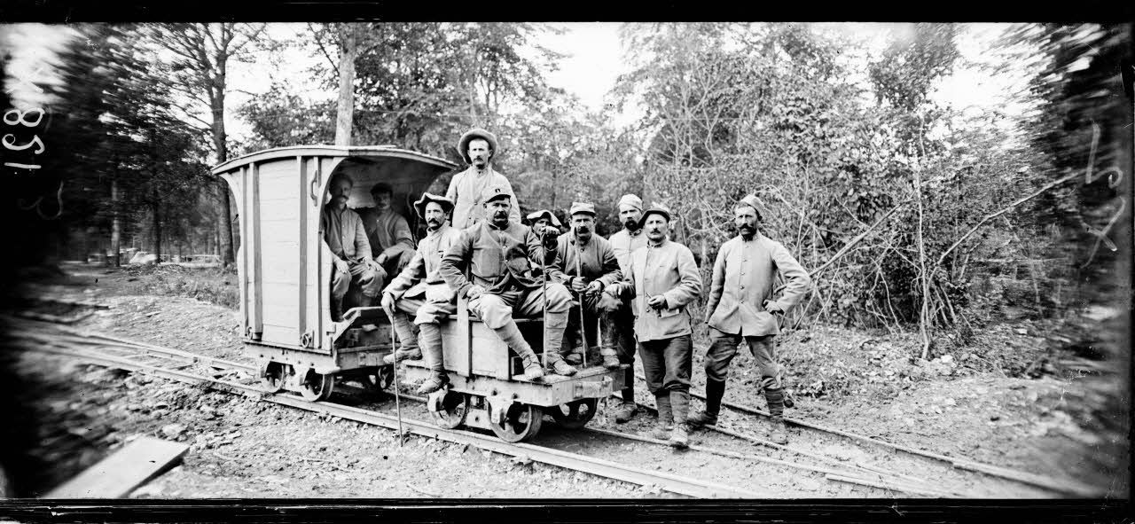 Forêt de Marcaulieu (Meuse). Petit chemin de fer sur voie étroite. [légende d'origine]