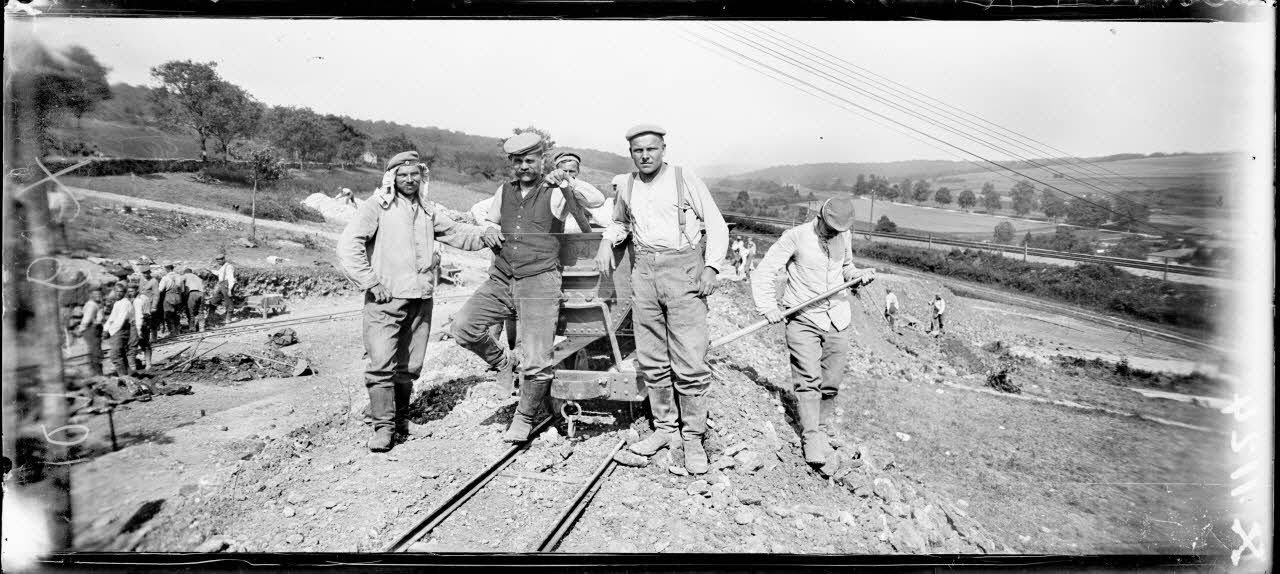 Près de Grimaucourt-près-Sampigny (Meuse). Bois de Girouet. Prisonniers allemands faits dans la Somme continuant une route à l'arrière de Grimaucourt à Mesnil-aux-Bois. [légende d'origine]