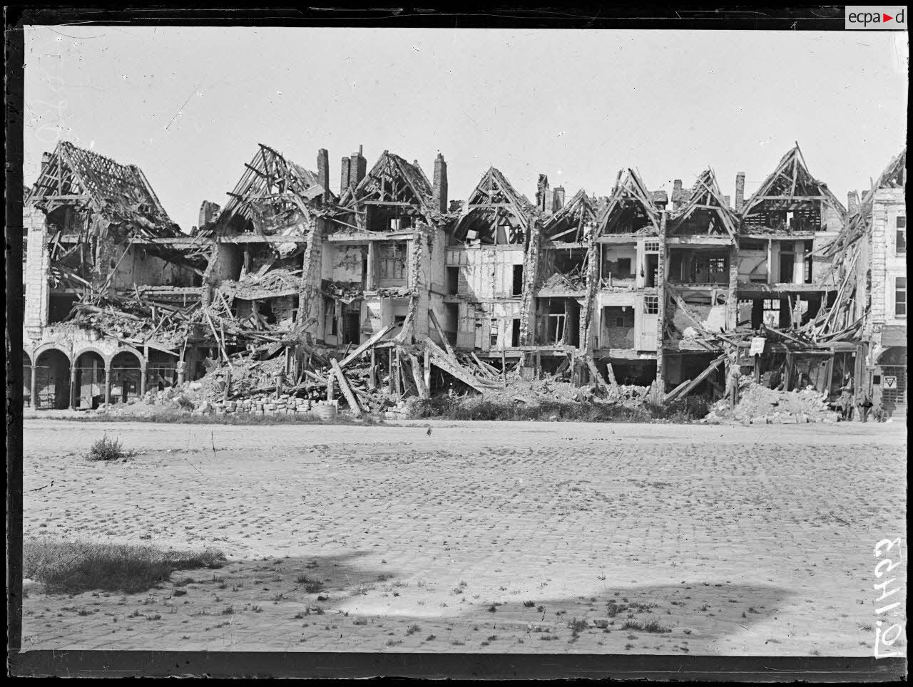 Arras, les maisons de la petite place. [légende d'origine]