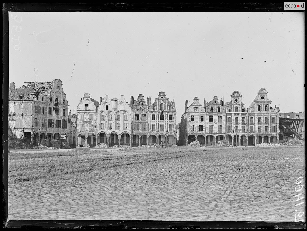 Arras, la Grand-Place. [légende d'origine]