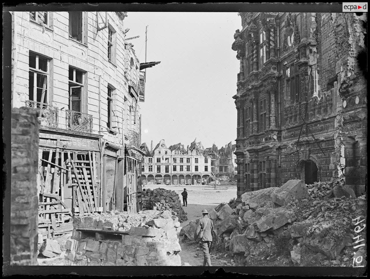 Arras, la petite place. [légende d'origine]