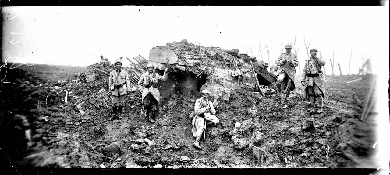 Près du canal de Furnes à Ypres, blockhaus détruit. [légende d'origine]