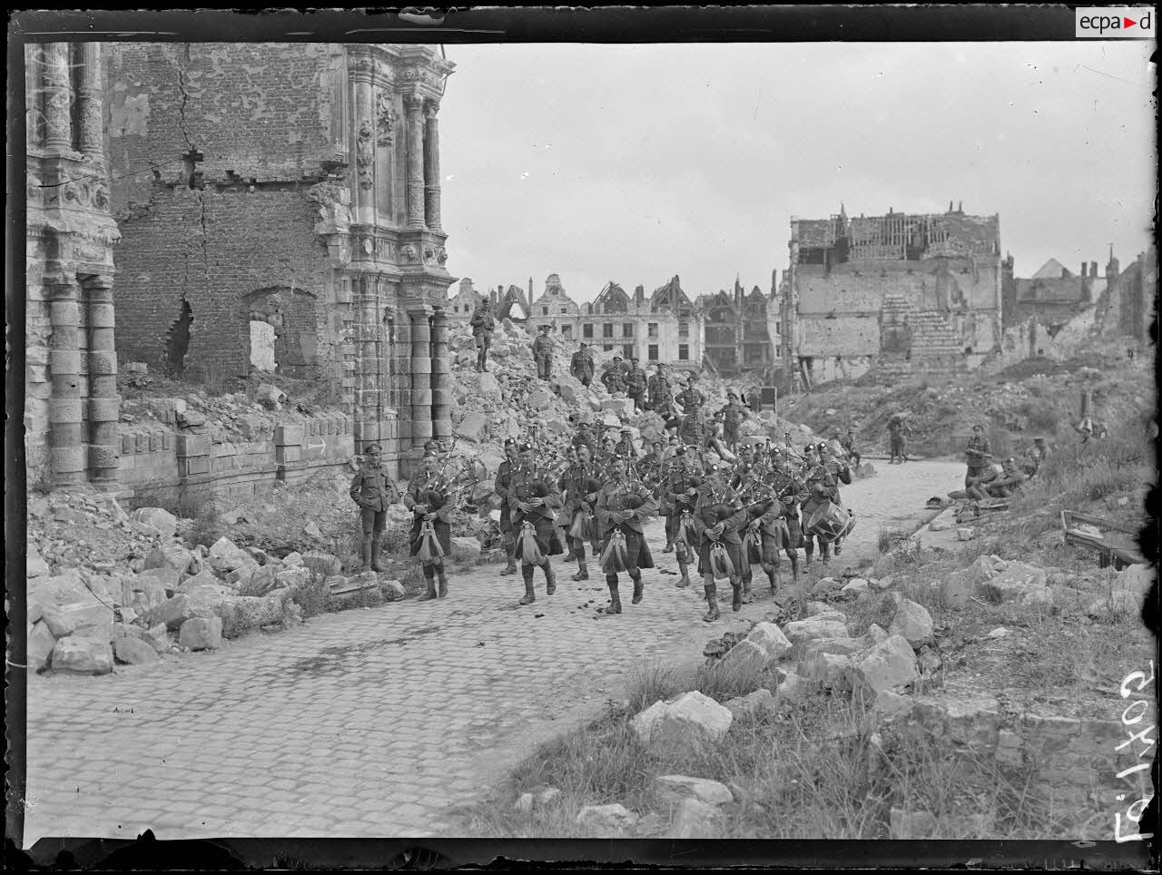 Arras, musique écossaise et canadiennes près du beffroi. [légende d'origine]