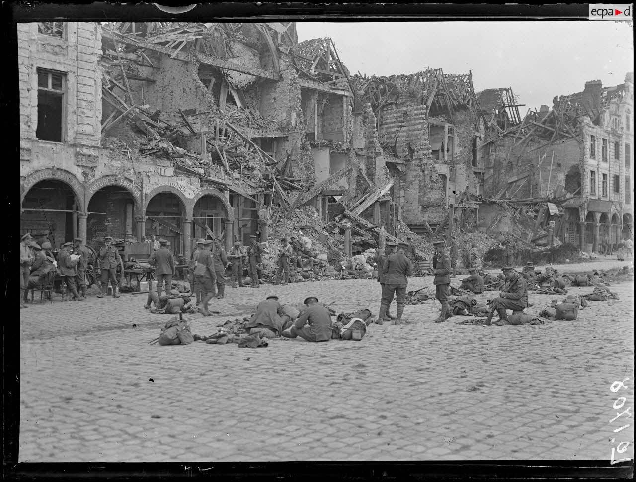 Arras, soldats canadiens au repos. [légende d'origine]