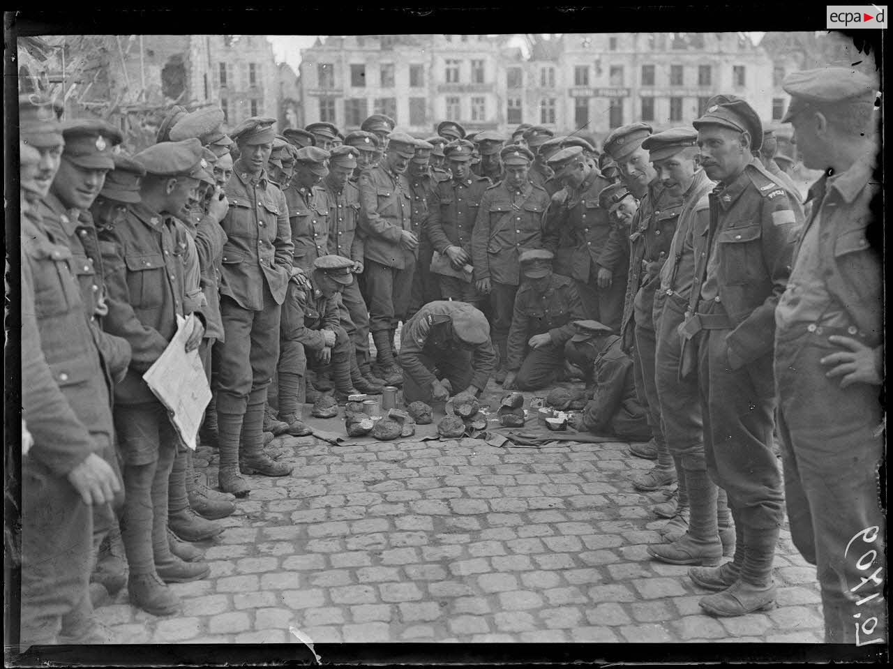 Arras, soldats canadiens partageant les rations. [légende d'origine]