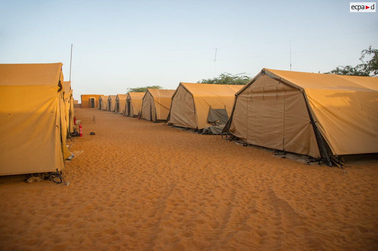 Tentes de la base opérationnelle avancée temporaire (BOAT) de Madama, lieu de la nouvelle implantation de l'armée française au Niger.