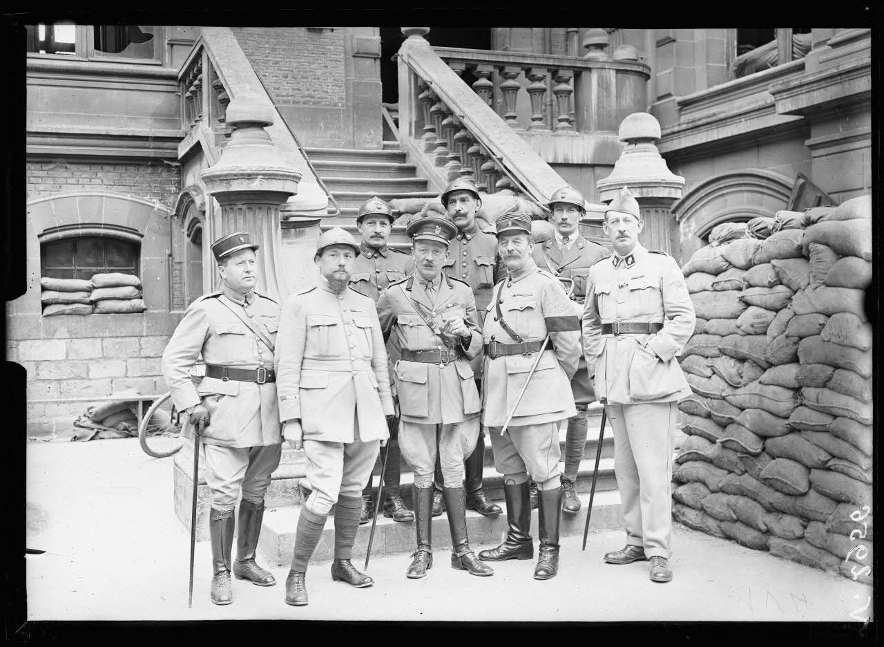 Amiens, les officiers de la place. [légende d'origine]